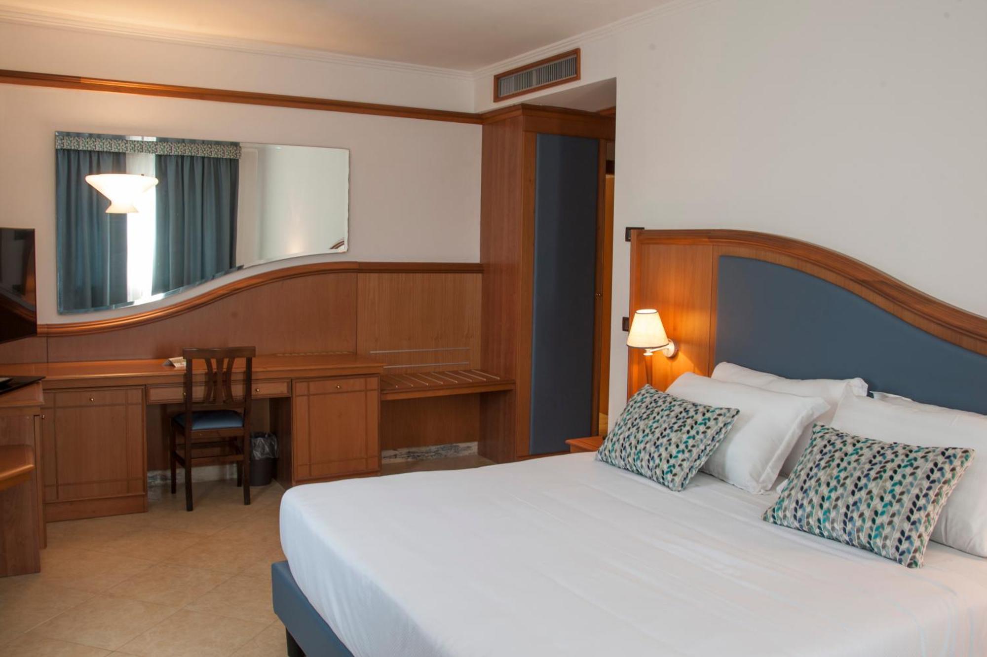 Hotel Centrale Sabaudia Exterior photo